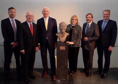 Beeld Earl Bakken met de gouverneur van de provincie Limburg